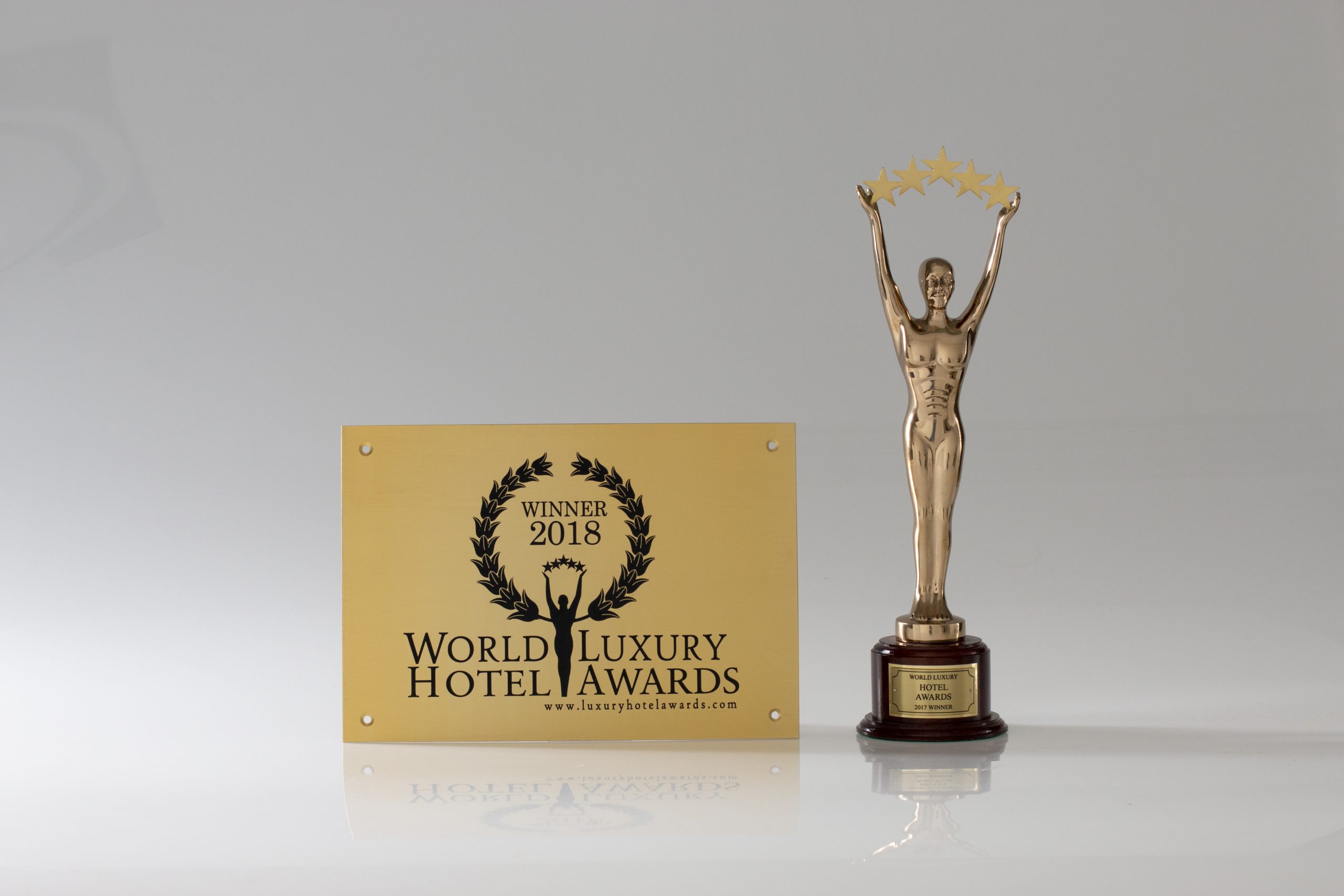 world-luxury-hotel-awards-trophy-plaque-package-the-world-luxury-awards